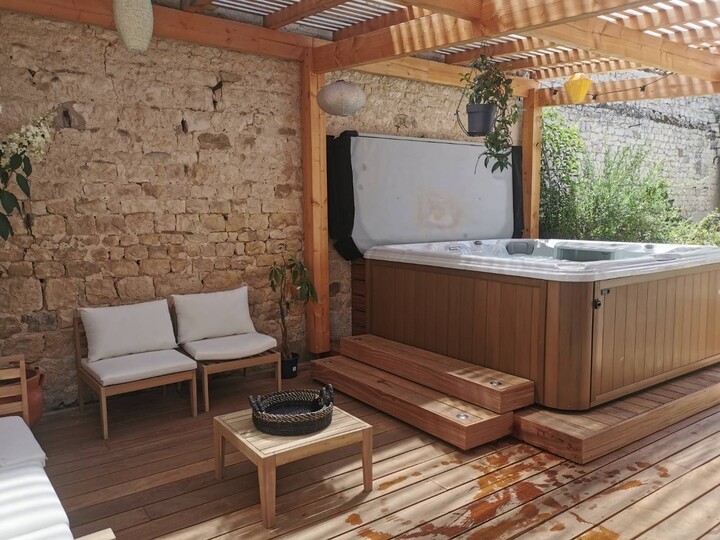 Backyard Hot Tub Privacy Ideas - Hot Tub Below Pergola